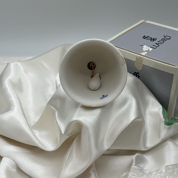 1992 Lladro Christmas Bell - Picture 2 of 4